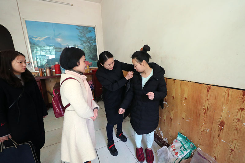 熊猫体育中心春节前进社区慰问留守儿童(图3) 熊猫体育中心春节前进社区慰问留守儿童(图3)