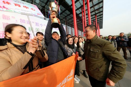 熊猫体育中心卫冕全区拔河比赛冠军(图2) 熊猫体育中心卫冕全区拔河比赛冠军(图2)