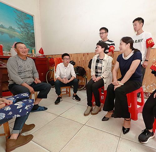 熊猫体育中心志愿者走进社区慰问留守儿童(图1) 熊猫体育中心志愿者走进社区慰问留守儿童(图1)