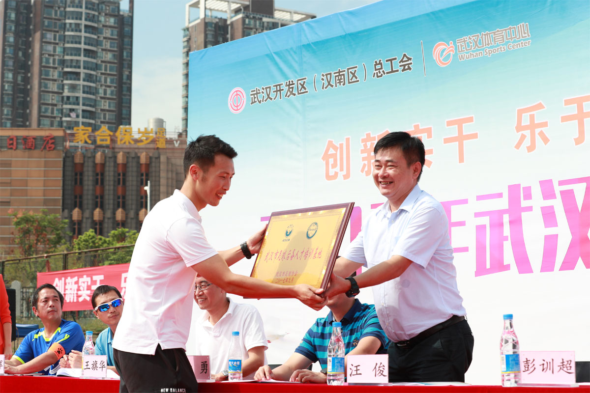 全区职工足球联赛开赛(图2) 全区职工足球联赛开赛(图2)