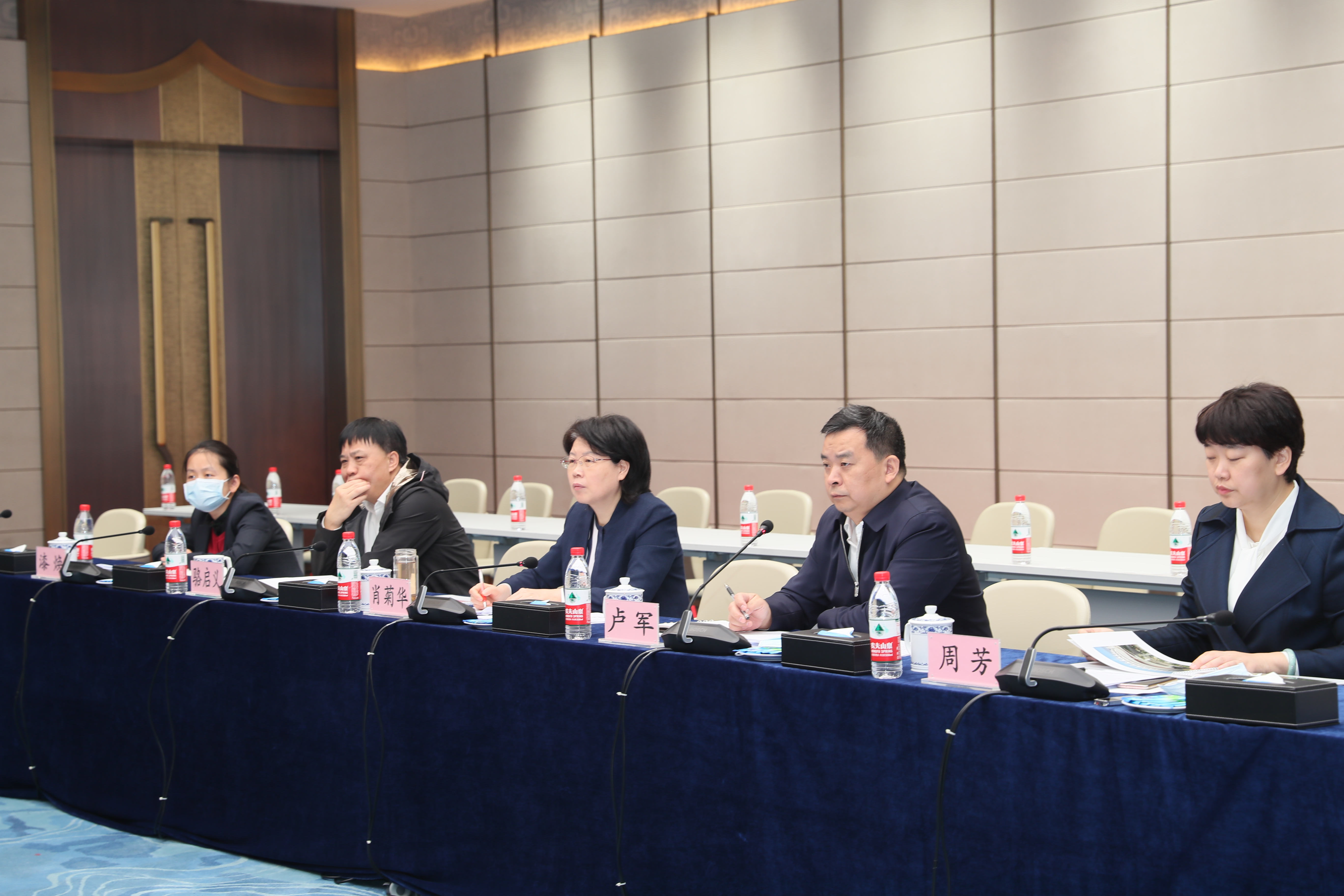 副省长肖菊华来公司调研(图3) 副省长肖菊华来公司调研(图3)