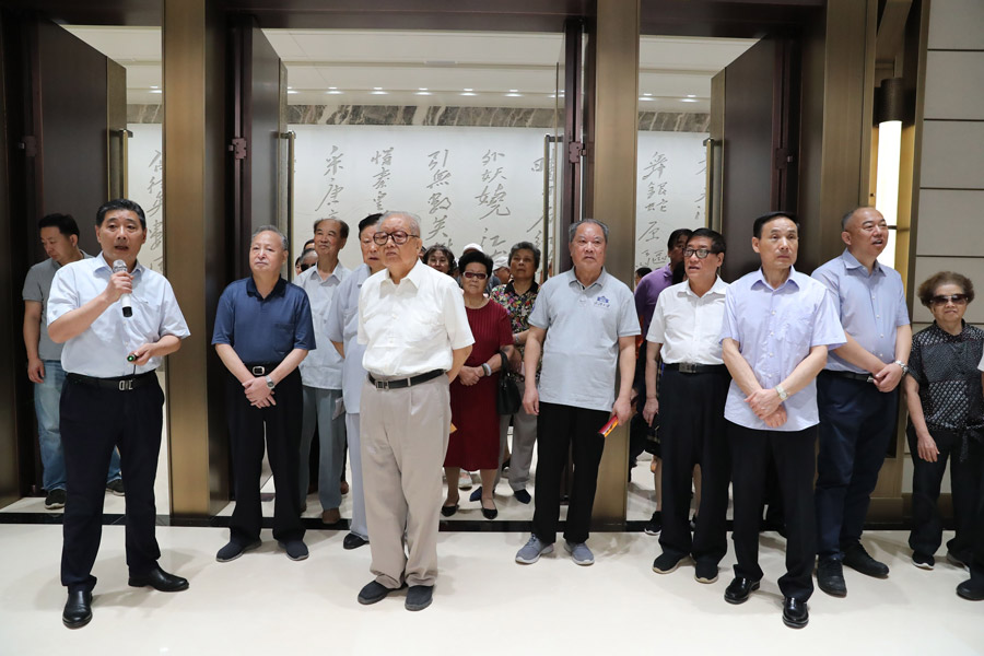 省老领导考察熊猫体育中心(图3) 省老领导考察熊猫体育中心(图3)