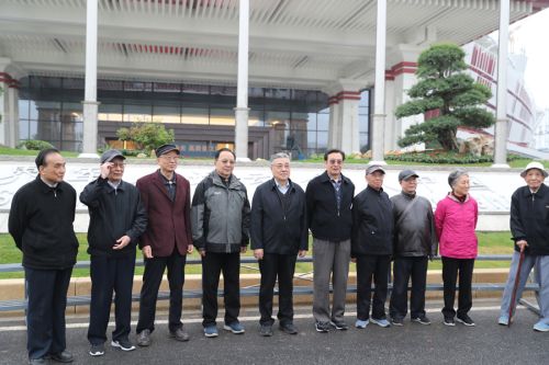市老领导参观考察熊猫体育中心(图6) 市老领导参观考察熊猫体育中心(图6)