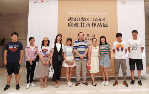 熊猫体育中心组织参观廉政书画作品展(图2) 熊猫体育中心组织参观廉政书画作品展(图2)