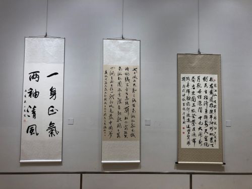 熊猫体育中心组织参观廉政书画作品展(图4) 熊猫体育中心组织参观廉政书画作品展(图4)