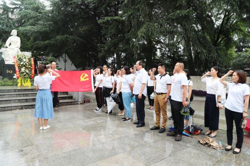 “瞻仰革命先烈 传承红色精神” ——公司全体党员、入党积极分子参观向警予烈士陵园(图3) “瞻仰革命先烈 传承红色精神” ——公司全体党员、入党积极分子参观向警予烈士陵园(图3)