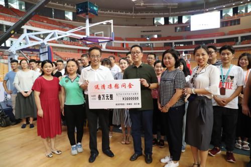 区总工会为熊猫体育中心“送清凉”(图3) 区总工会为熊猫体育中心“送清凉”(图3)