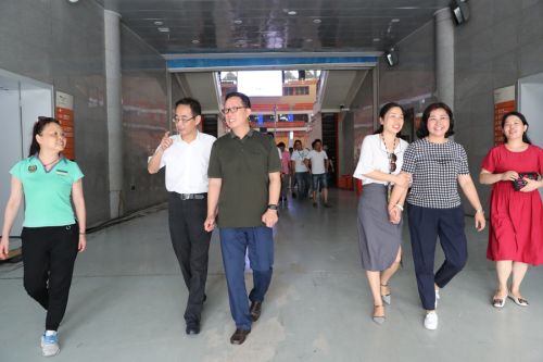 区总工会为熊猫体育中心“送清凉”(图4) 区总工会为熊猫体育中心“送清凉”(图4)