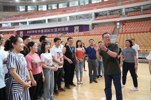 区总工会为熊猫体育中心“送清凉”(图1) 区总工会为熊猫体育中心“送清凉”(图1)
