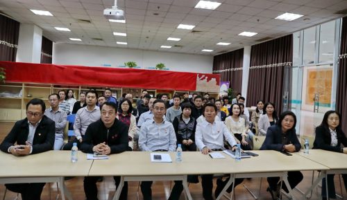 熊猫体育中心举办第十三期“新时代大讲堂”(图1) 熊猫体育中心举办第十三期“新时代大讲堂”(图1)