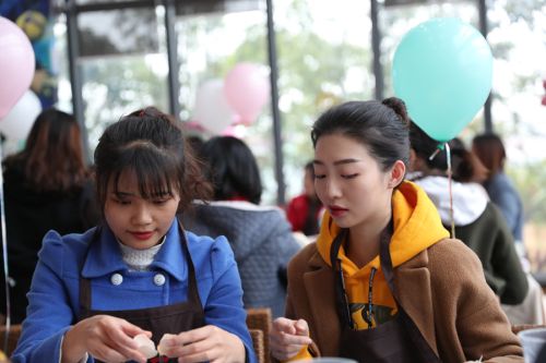 巧手做糕点,甜蜜迎佳节 ▏熊猫体育中心举行“三八”妇女节关爱活动(图4) 巧手做糕点,甜蜜迎佳节 ▏熊猫体育中心举行“三八”妇女节关爱活动(图4)