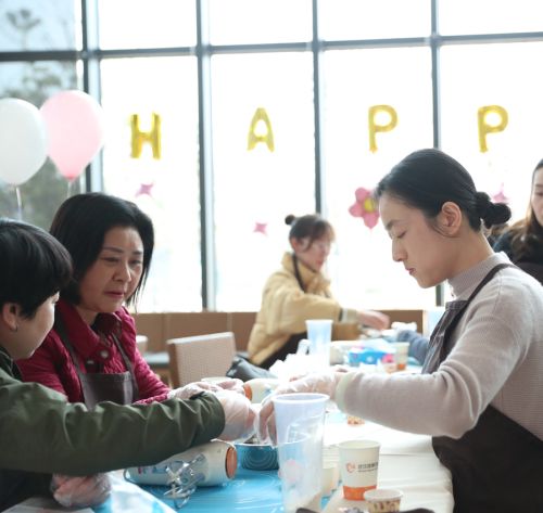 巧手做糕点,甜蜜迎佳节 ▏熊猫体育中心举行“三八”妇女节关爱活动(图3) 巧手做糕点,甜蜜迎佳节 ▏熊猫体育中心举行“三八”妇女节关爱活动(图3)