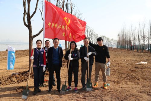 公司领导参加全区义务植树活动(图2) 公司领导参加全区义务植树活动(图2)