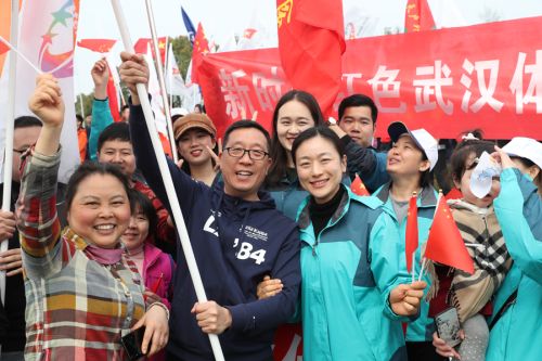 “与军运同行”徒步活动上演“快闪” 熊猫体育中心作为企业代表队第一方阵登场(图1) “与军运同行”徒步活动上演“快闪” 熊猫体育中心作为企业代表队第一方阵登场(图1)