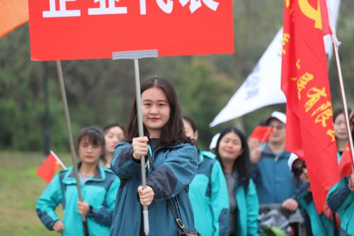 “与军运同行”徒步活动上演“快闪” 熊猫体育中心作为企业代表队第一方阵登场(图13) “与军运同行”徒步活动上演“快闪” 熊猫体育中心作为企业代表队第一方阵登场(图13)