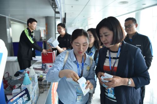 亚洲羽毛球锦标赛在熊猫体育中心开幕 “雅思”“小黄鸭”顺利晋级(图4) 亚洲羽毛球锦标赛在熊猫体育中心开幕 “雅思”“小黄鸭”顺利晋级(图4)