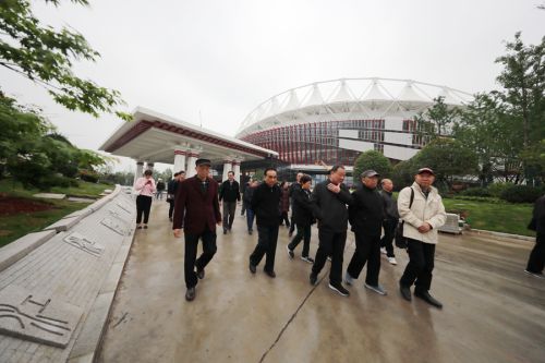市老领导参观考察熊猫体育中心(图1) 市老领导参观考察熊猫体育中心(图1)
