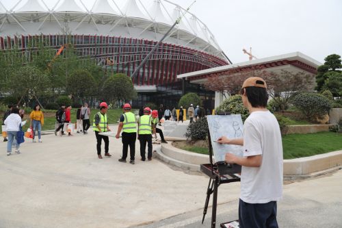 致敬军运劳动者 手绘最美奋斗人 华师美院学生为军运会建设者画像(图1) 致敬军运劳动者 手绘最美奋斗人 华师美院学生为军运会建设者画像(图1)