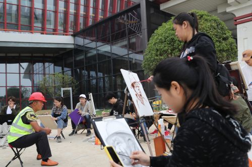 致敬军运劳动者 手绘最美奋斗人 华师美院学生为军运会建设者画像(图2) 致敬军运劳动者 手绘最美奋斗人 华师美院学生为军运会建设者画像(图2)