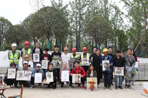 致敬军运劳动者 手绘最美奋斗人 华师美院学生为军运会建设者画像(图5) 致敬军运劳动者 手绘最美奋斗人 华师美院学生为军运会建设者画像(图5)