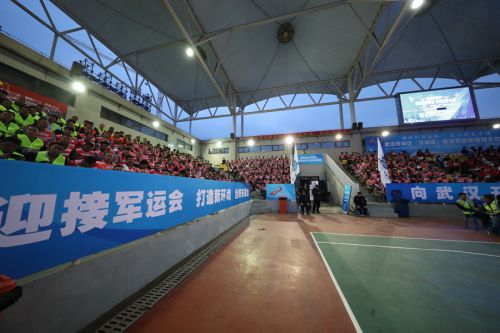 为劳动者而歌 为军运会而舞 迎“五一”武汉开发区为800军运建设者送演出(图2) 为劳动者而歌 为军运会而舞 迎“五一”武汉开发区为800军运建设者送演出(图2)
