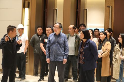 公司组织员工参观主体育场(图1) 公司组织员工参观主体育场(图1)