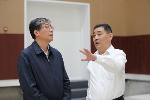 罗永纲来体育中心调研要求 坚决打赢军运会安保这场硬仗(图6) 罗永纲来体育中心调研要求 坚决打赢军运会安保这场硬仗(图6)