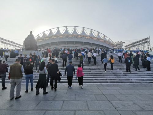 散场后6万观众席没有垃圾 “武汉式散场”展现城市文明(图1) 散场后6万观众席没有垃圾 “武汉式散场”展现城市文明(图1)