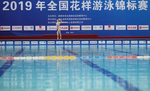 “水上芭蕾”究竟有多美?全国花样游泳锦标赛武汉“绽放”(附精美图集)(图1) “水上芭蕾”究竟有多美?全国花样游泳锦标赛武汉“绽放”(附精美图集)(图1)