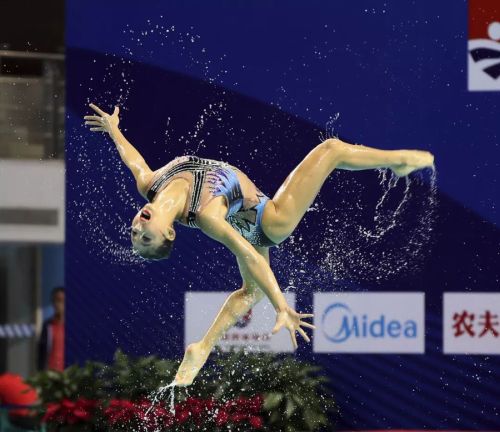 “水上芭蕾”究竟有多美?全国花样游泳锦标赛武汉“绽放”(附精美图集)(图9) “水上芭蕾”究竟有多美?全国花样游泳锦标赛武汉“绽放”(附精美图集)(图9)