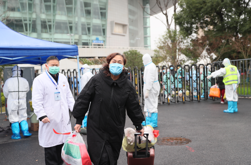 熊猫体育中心方舱医院迎来“出舱”高峰 164名患者康复出院 彭浩等领导慰问治愈患者(图4) 熊猫体育中心方舱医院迎来“出舱”高峰 164名患者康复出院 彭浩等领导慰问治愈患者(图4)