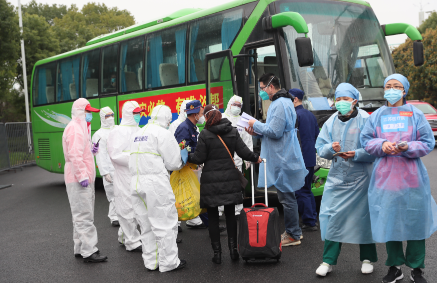 熊猫体育中心方舱医院迎来“出舱”高峰 164名患者康复出院 彭浩等领导慰问治愈患者(图6) 熊猫体育中心方舱医院迎来“出舱”高峰 164名患者康复出院 彭浩等领导慰问治愈患者(图6)