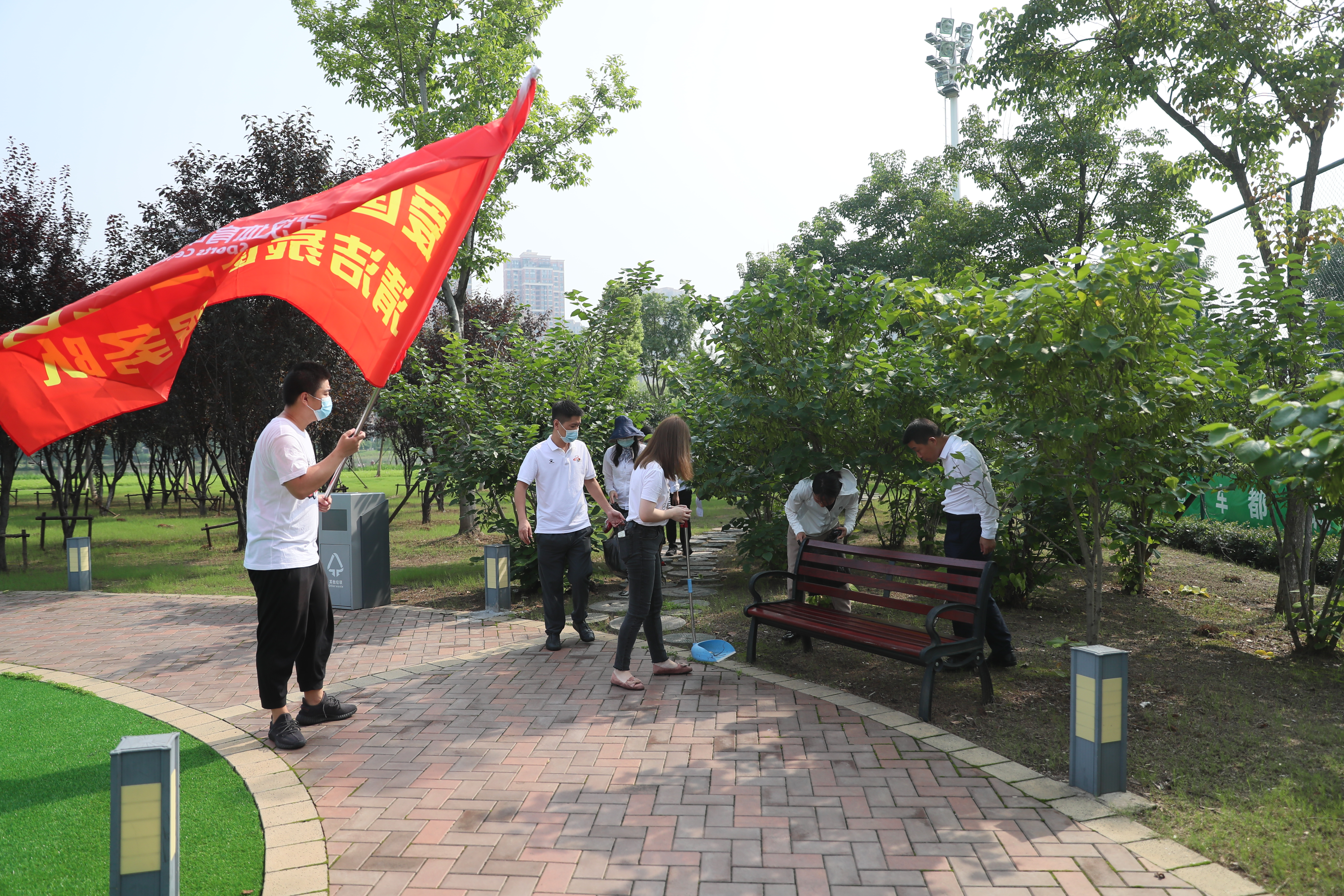 干干净净迎 “七一” 公司党员开展爱国卫生活动(图2) 干干净净迎 “七一” 公司党员开展爱国卫生活动(图2)
