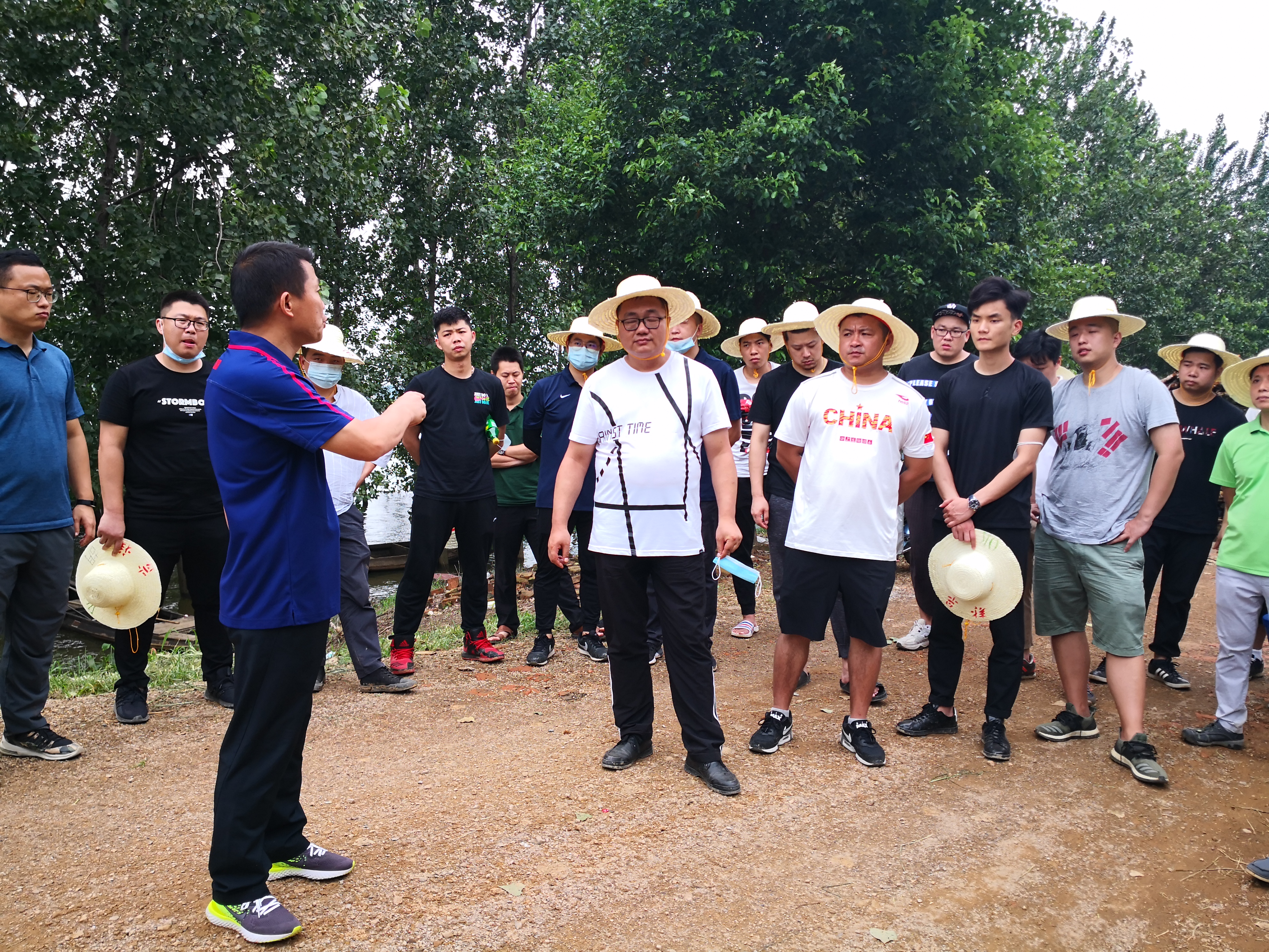 公司召开防汛抗洪工作动员会 会后吴志锋带队巡查堤防(图5) 公司召开防汛抗洪工作动员会 会后吴志锋带队巡查堤防(图5)