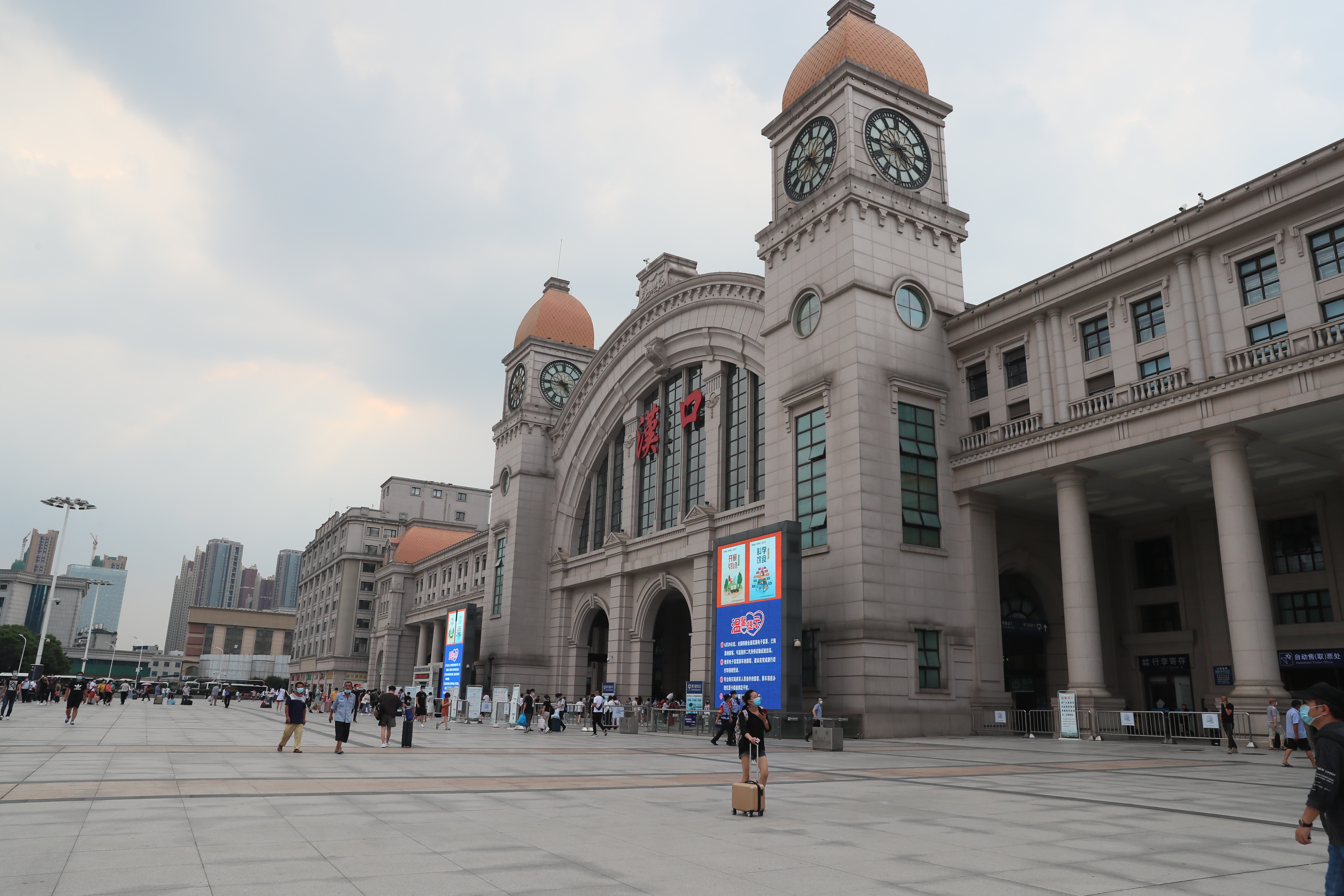 王旗华慰问汉口火车站疫情防控人员(图2) 王旗华慰问汉口火车站疫情防控人员(图2)