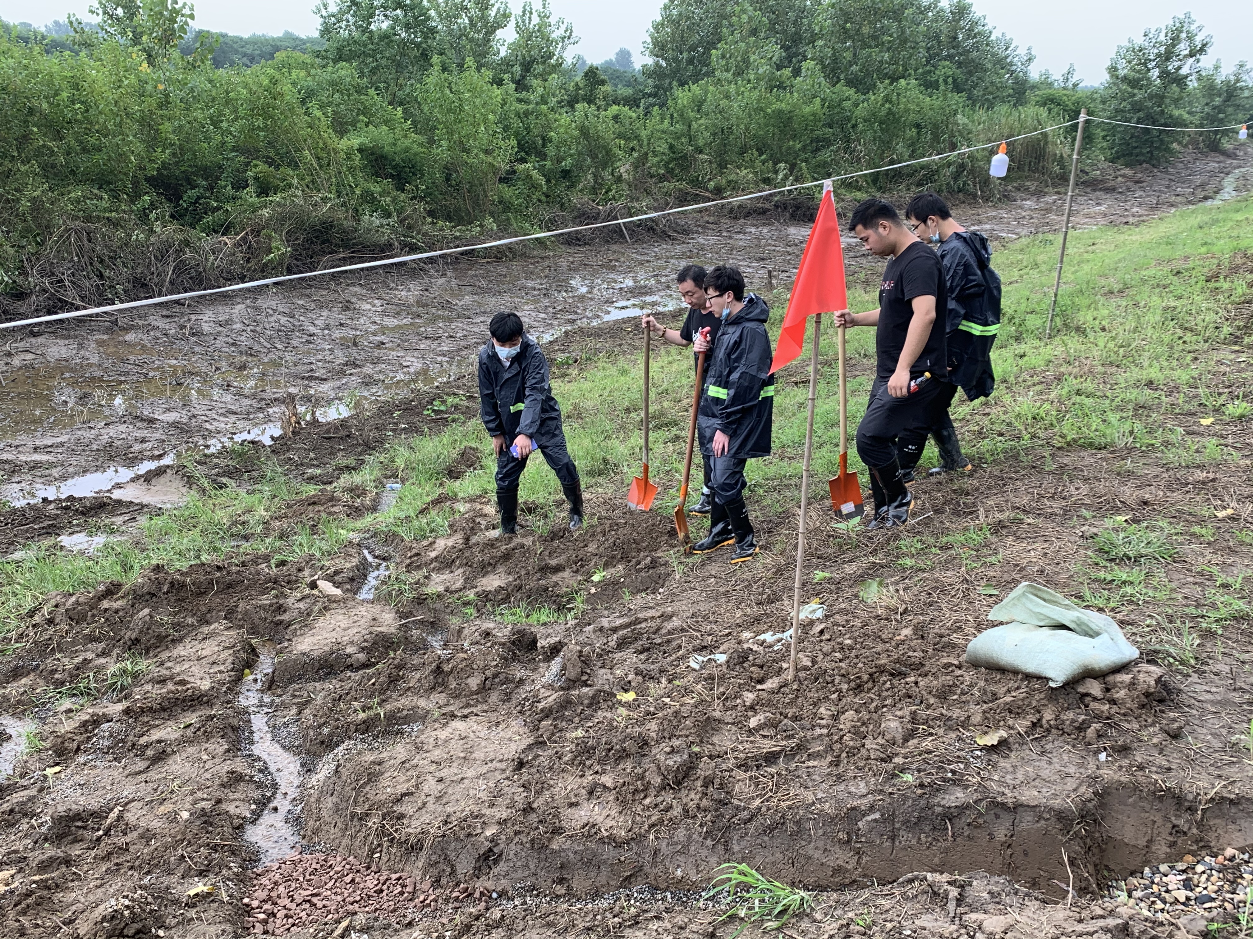 王旗华慰问防汛抗洪突击队(图4) 王旗华慰问防汛抗洪突击队(图4)