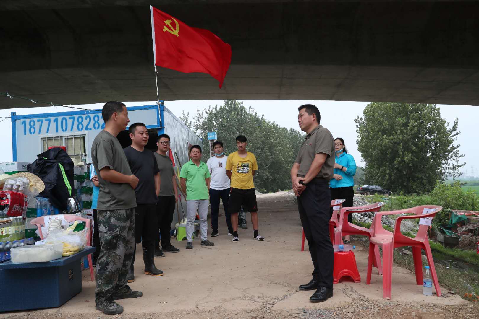 吴志锋带队巡堤(图2) 吴志锋带队巡堤(图2)