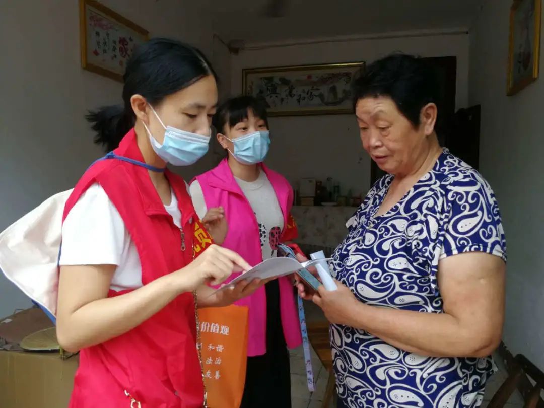 公司党员下沉社区开展志愿服务(图2) 公司党员下沉社区开展志愿服务(图2)
