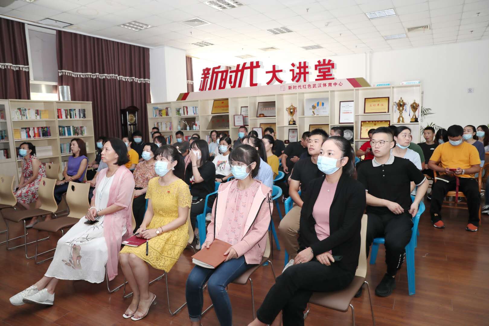 公司集中收看全国抗疫表彰大会(图2) 公司集中收看全国抗疫表彰大会(图2)