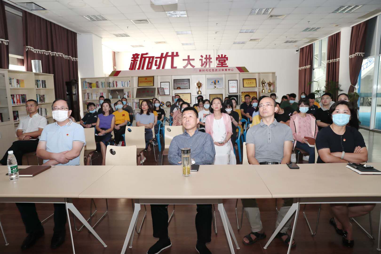 公司集中收看全国抗疫表彰大会(图4) 公司集中收看全国抗疫表彰大会(图4)
