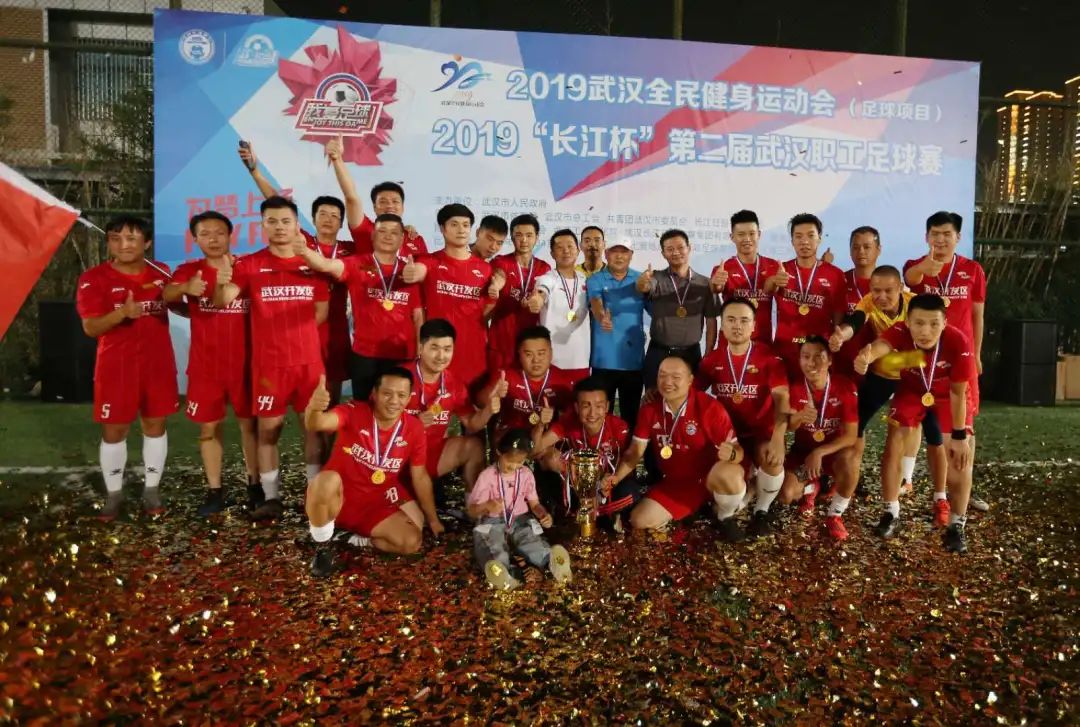 双冠王来了 车都绿茵队成功卫冕冠军(图2) 双冠王来了 车都绿茵队成功卫冕冠军(图2)