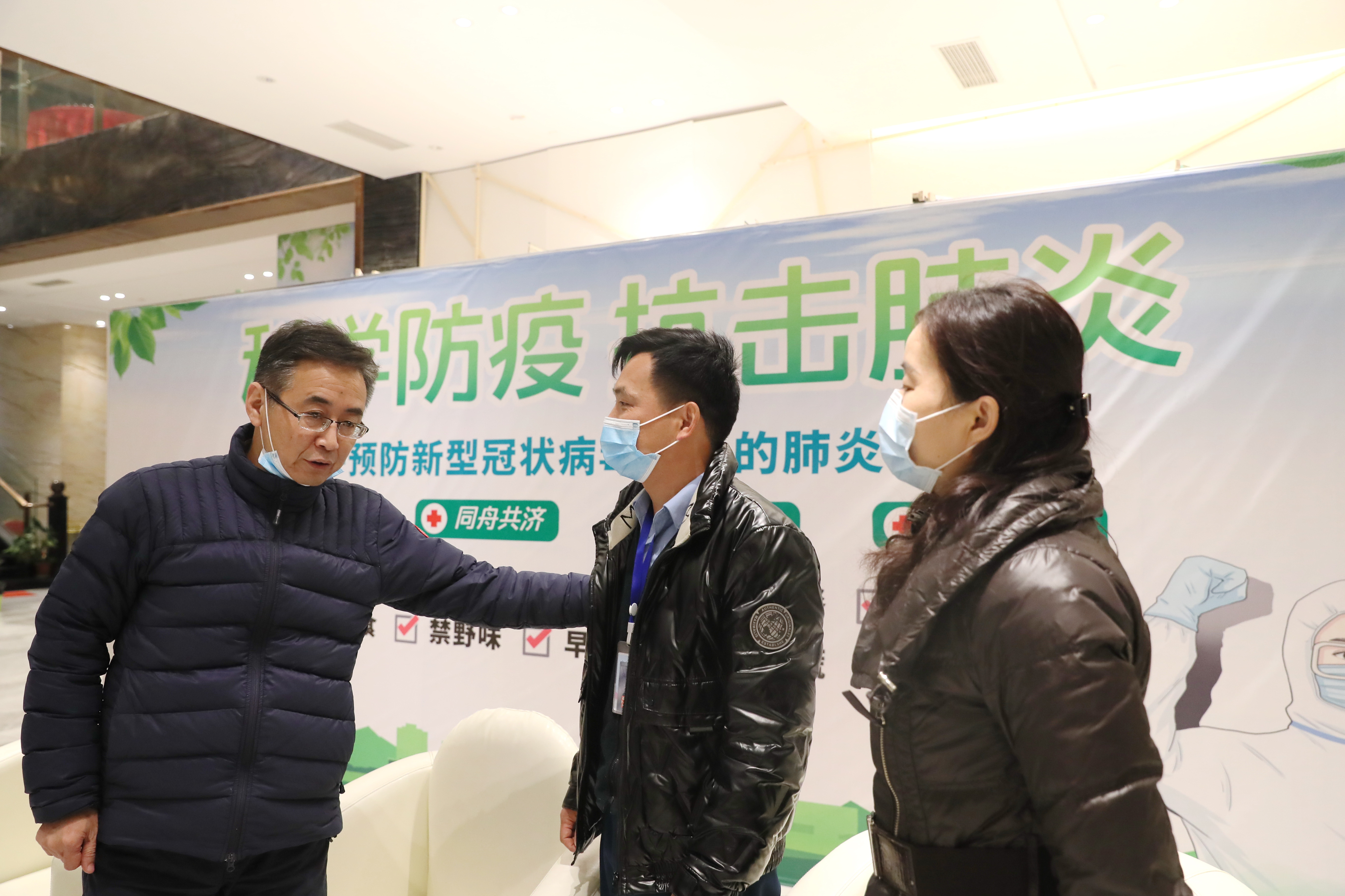 王旗华看望慰问疫情防控人员(图1) 王旗华看望慰问疫情防控人员(图1)