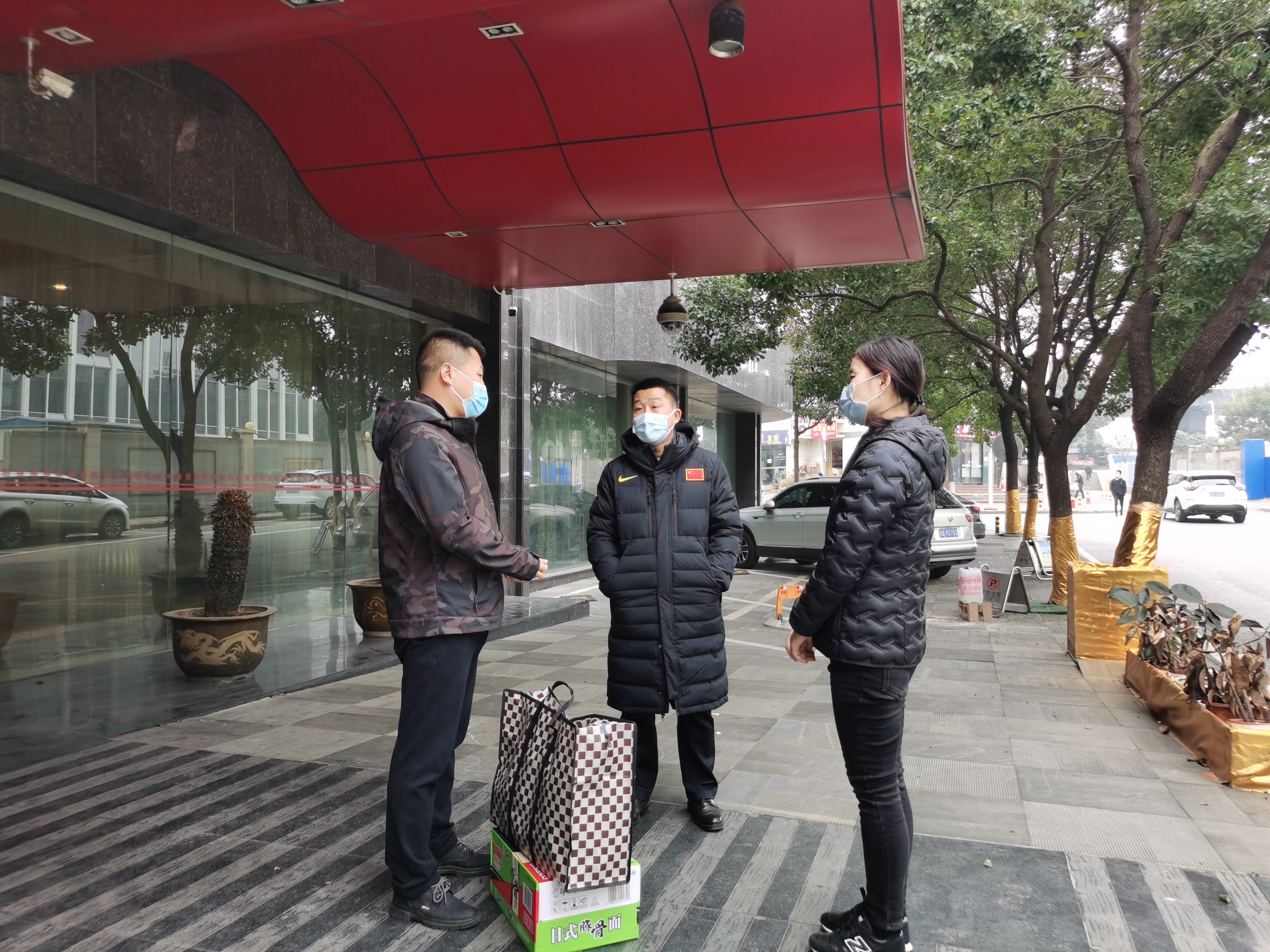 公司领导看望慰问派驻防疫点工作员工(图3) 公司领导看望慰问派驻防疫点工作员工(图3)